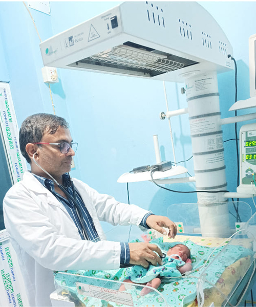 pediatrician-examines-baby pediatrician-examines-baby